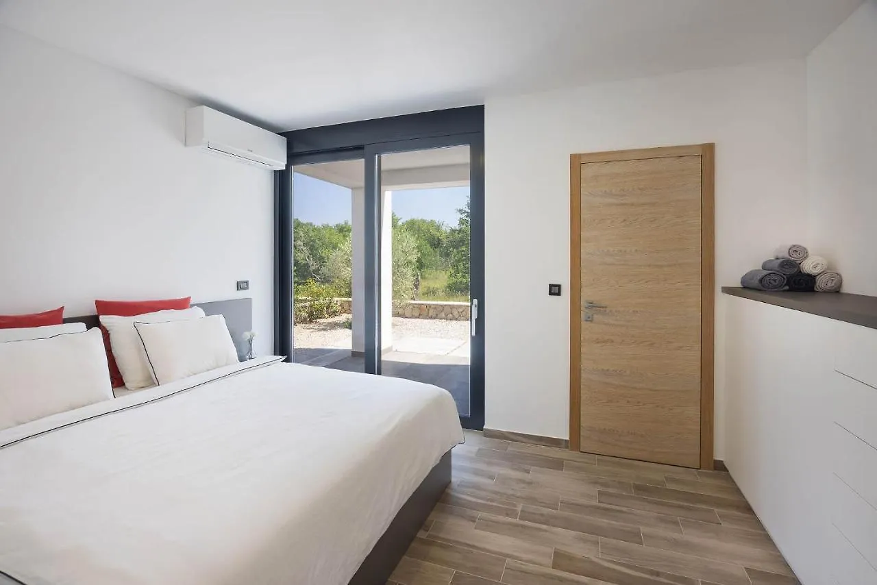 First Residence Villa Middlearth Linardici